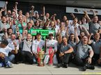 Команда Mercedes празднует победу в Сильверстоуне