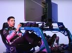 Эстебан Окон за рулём гоночного симулятора