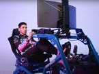 Эстебан Окон за рулём гоночого симулятора