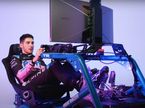 Эстебан Окон за рулём гоночого симулятора