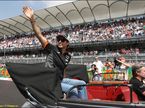 Серхио Перес приветствует зрителей в Мексике
