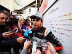 Серхио Перес общается с журналистами на тестах в Барселоне