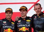 Серхио Перес, Макс Ферстаппен и гоночный инженер Red Bull Racing Том Харт на подиуме в Баку