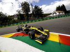 Даниэль Риккардо за рулём Renault R.S.20 на трассе в Спа
