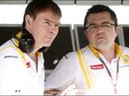 Алан Пермейн (слева) и глава команды Renault F1 Эрик Буйе