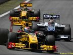 Пилоты Renault F1 Петров (на переднем плане) и Кубица ведут борьбу с обладателем поула Хюлкенбергом на трассе Интерлагос