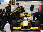 Команда Renault тренирует пит-стоп на тестах в Хересе