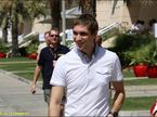 Виталий Петров в паддоке Международного автодрома Бахрейна