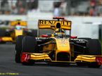 Роберт Кубица опережает Виталия Петрова на трассе в Альберт-парке