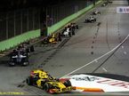Пилоты Renault F1 сражаются с соперниками на трассе Гран При Сингапура