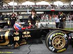 Виталий Петров за рулем Lotus Renault R31-03 на старте Гран При Малайзии