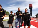 Виталий Петров с инженерами Lotus Renault GP на трассе Гран При Испании