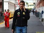 Виталий Петров в паддоке Монако