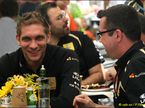 Виталий Петров с руководителем Lotus Renault GP Эриком Булье