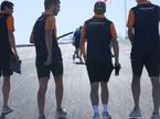 Оскар Пиастри (второй справа) вместе с инженерами McLaren во время прогулки по трассе в Остине, фото McLaren