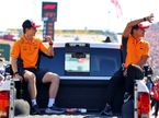 Гонщики McLaren приветствуют публику во время Парада пилотов в Остине, фото XPB