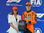 Испанская гонщица Марта Гарсия вручает Оскару Пиастри приз за победу в квалификации, фото XPB