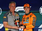 Оскар Пиастри получает приз за поул от Марио Изолы, директора Pirelli Motorsport, фото XPB