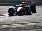 Оскар Пиастри за рулём McLaren MCL40 н тестах в Бахрейне, фото XPB
