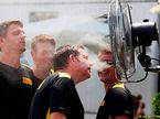 Сотрудники Pirelli пытаются охладиться на Гран При Венгрии