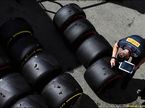 Техник Pirelli работает с резиной