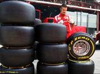 Валенсия. Механик Ferrari работает с резиной Pirelli