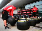 Механики Marussia работают с шинами в Гран При Китая