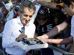 Ален Пост раздаёт автографы болельщикам