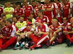 Кими Райкконен и Себастьян Феттель на командном фото после финиша Гран При Сингапура