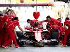 Машина Кими Райкконена в боксах Ferrari на тренировках в Абу-Даби