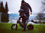 Юный Робин Райкконен осваивает кроссовый мотоцикл под руководством папы, фото из Instagram гонщика