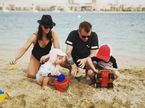 Кими Райкконен с семьей на пляже