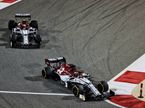 Машины Alfa Romeo на трассе Гран При Бахрейна