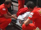Гран При Монако'08. Механики Ferrari освобождают двигатель от заводской упаковки...