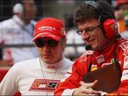 Кими Райкконен (слева) и его гоночный инженер Крис Дайер 