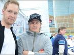 Кими Райкконен на тренировке финской хоккейной сборной, слева Янне Ниинимаа (фото MTV3)