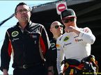 Кими Райкконен (справа) и руководитель Lotus F1 Эрик Булье