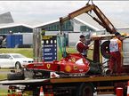 Ferrari Кими Райкконена эвакуируют с трассы после аварии в Сильверстоуне