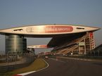 Вид на главную трибуну Shanghai International Circuit