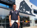 Александер Элбон прибыл на базу Red Bull Racing и впервые примерил униформу команды