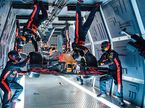 Механики Red Bull Racing проводят пит-стоп в условиях искусственной невесомости