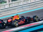 Машина Red Bull Racing на декабрьских тестах в Абу-Даби, за рулём Юри Випс