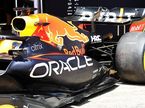 Машина Red Bull RB18 на пит-лейн автодрома в Барселоне
