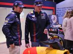 Серхио Перес и Макс Ферстаппен у гоночного симулятора Red Bull, фото пресс-службы команды