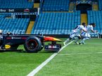 Эпизод веселой гонки машины Ф1 с футболистамми, фото пресс-службы Red Bull