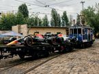 Машины Red Bull RB7 возят по Будапешту на трамвае, фото из социальных сетей