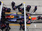 Механики Red Bull проводят пит-стоп, Гран При Малайзии, 2010 г.