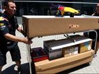 Механики Red Bull Racing за разгрузкой оборудования