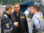 Главный инженер Red Bull Racing Пол Монаган, гоночный инженер Pirelli Марио Изола и директор Pirelli Motorsport Пол Хембри