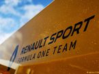 Логотип Renault на трейлере команды